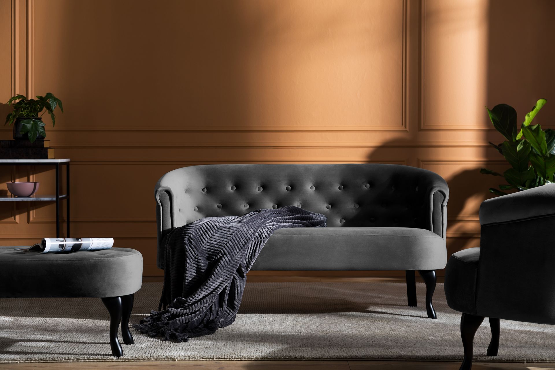 Dahlia Siss Sofa Fløyel - Mørkegrå - Møbler - Sofaer - Howard sofa