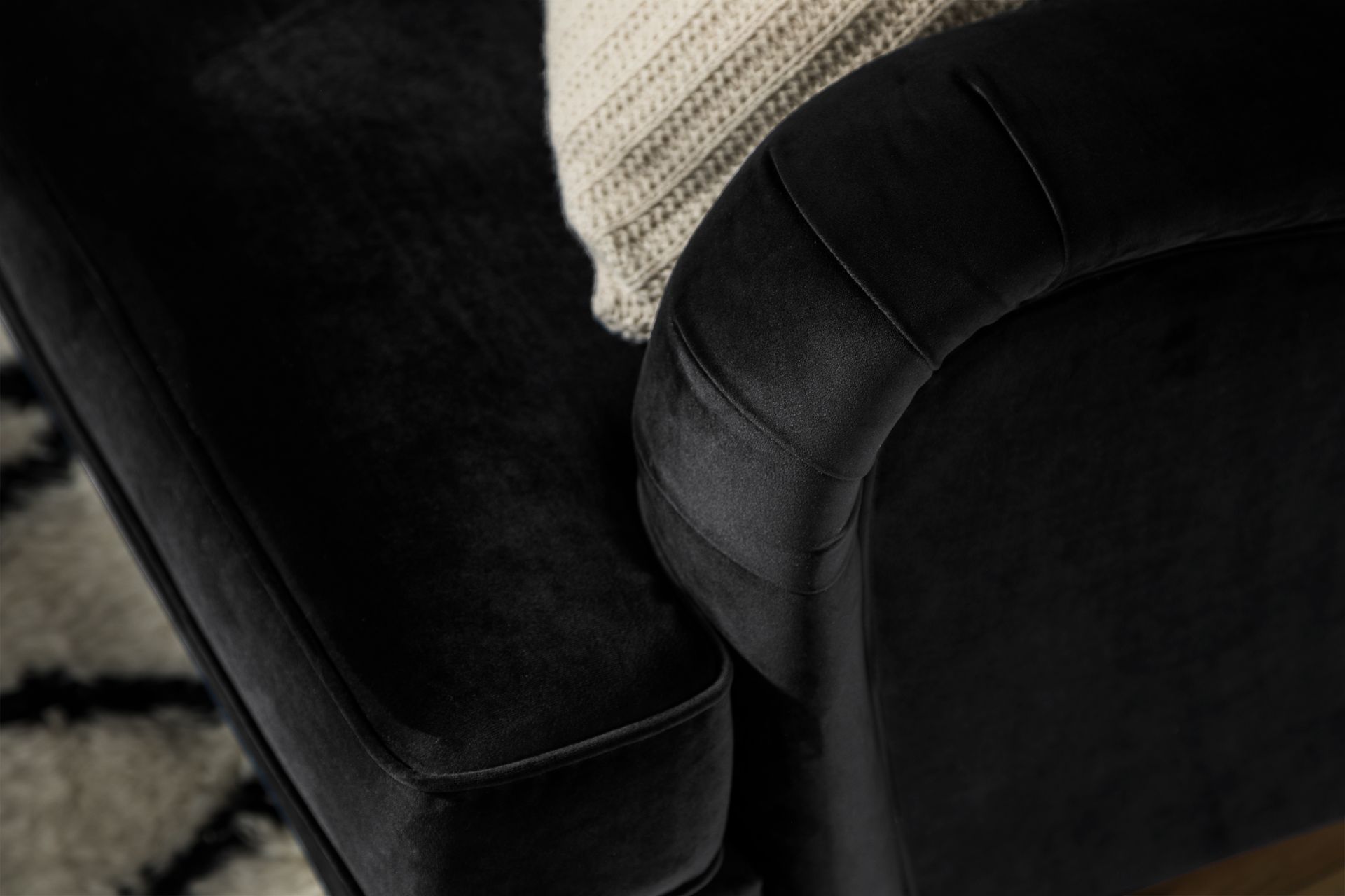 Howard Classic 2-seters Svunget Fløyelssofa - Svart - Møbler - Sofaer - Howard sofa