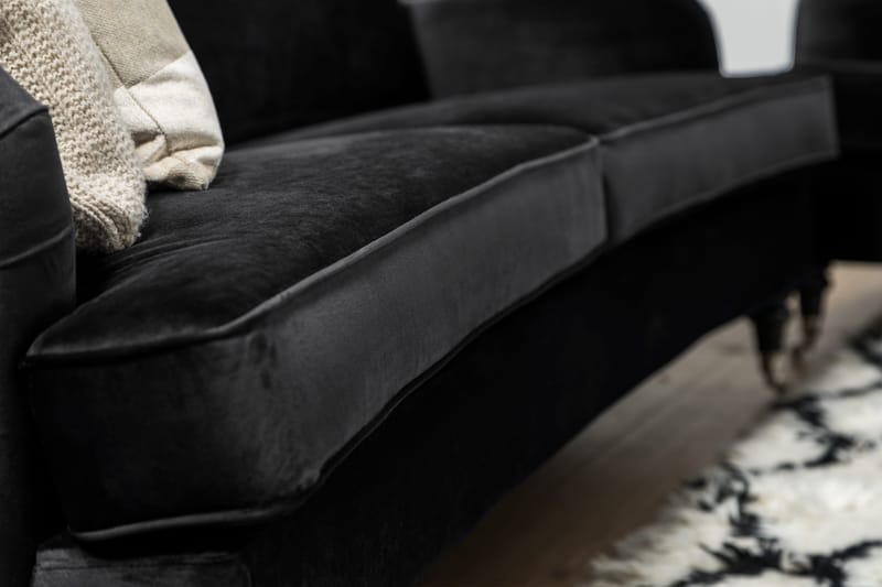 Howard Classic 2-seters Svunget Fløyelssofa - Svart - Møbler - Sofaer - Howard sofa