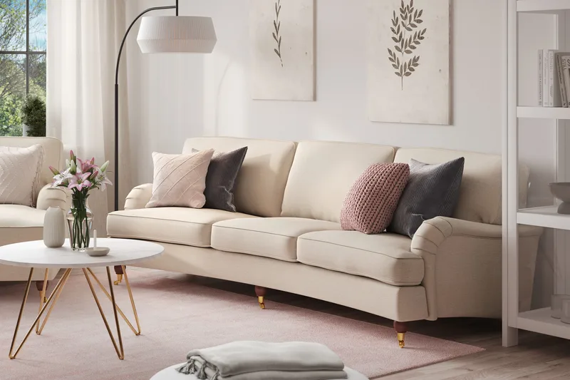 Howard Lyx 4-seters Bueformet Stoffsofa - Beige - Møbler - Sofaer - Howard sofa