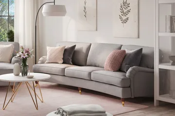 Howard Lyx 4-seters Svunget Stoffsofa - Lys grå - Møbler - Sofaer - Howard sofa