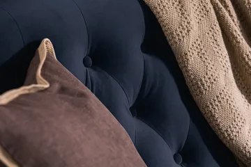 Howard Riviera 2-seters Fløyelssofa - Blå - Møbler - Sofaer - Howard sofa