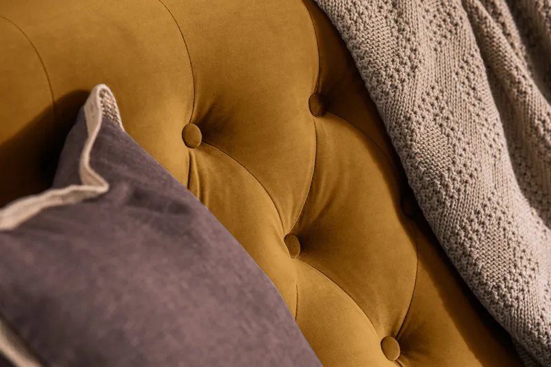 Howard Riviera 2-seters Fløyelssofa - Mørk gul - Møbler - Sofaer - Howard sofa