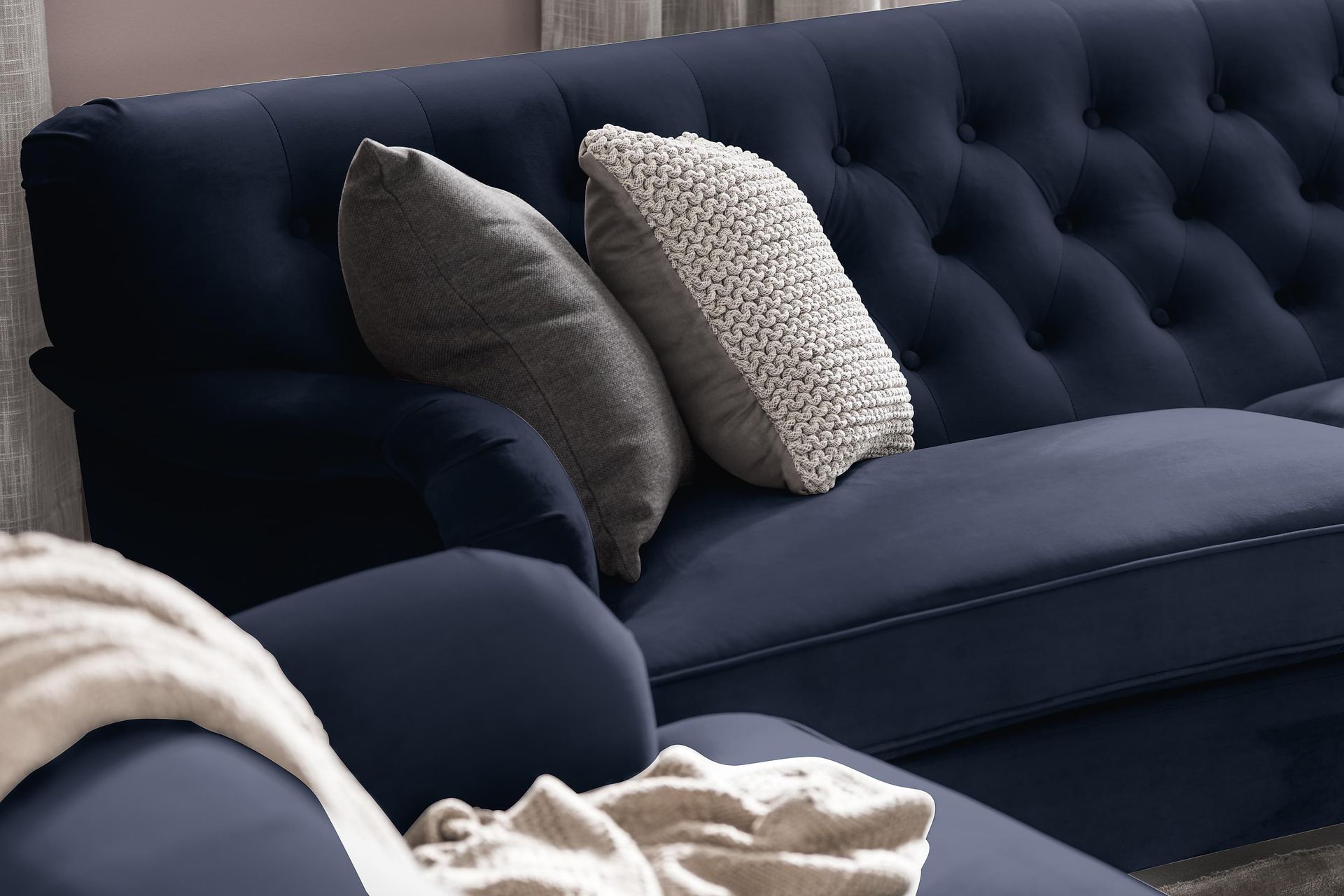 Howard Riviera 3-seters Svingt Fløyelssofa - Blå - Møbler - Sofaer - Howard sofa