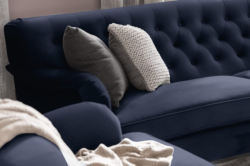 Howard Riviera 3-seters Svingt Fløyelssofa - Blå - Møbler - Sofaer - Howard sofa