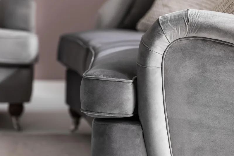 Howard Riviera 3-seters Svingt Fløyelssofa - Lys grå - Møbler - Sofaer - Howard sofa