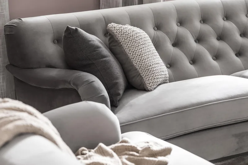 Howard Riviera 3-seters Svingt Fløyelssofa - Lys grå - Møbler - Sofaer - Howard sofa