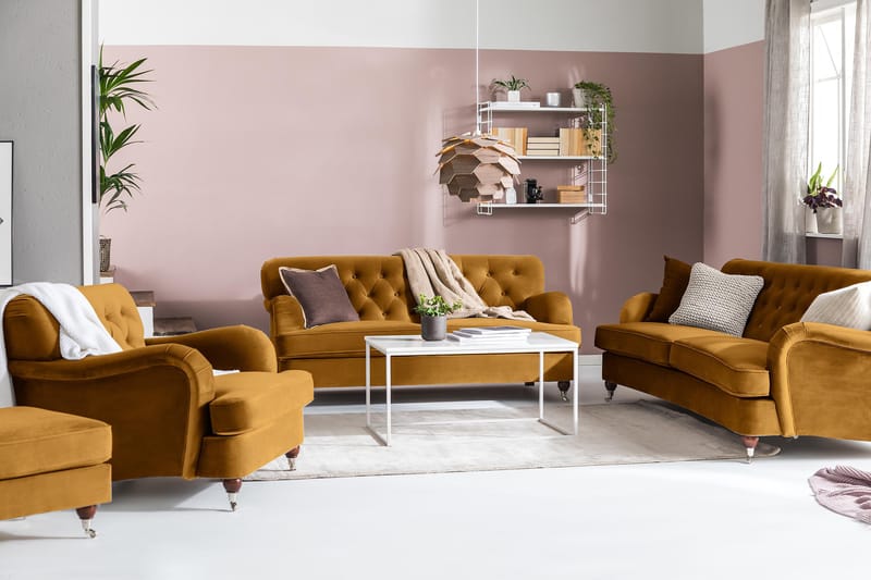 Howard Riviera 3-seters Svingt Fløyelssofa - Mørk gul - Møbler - Sofaer - Howard sofa