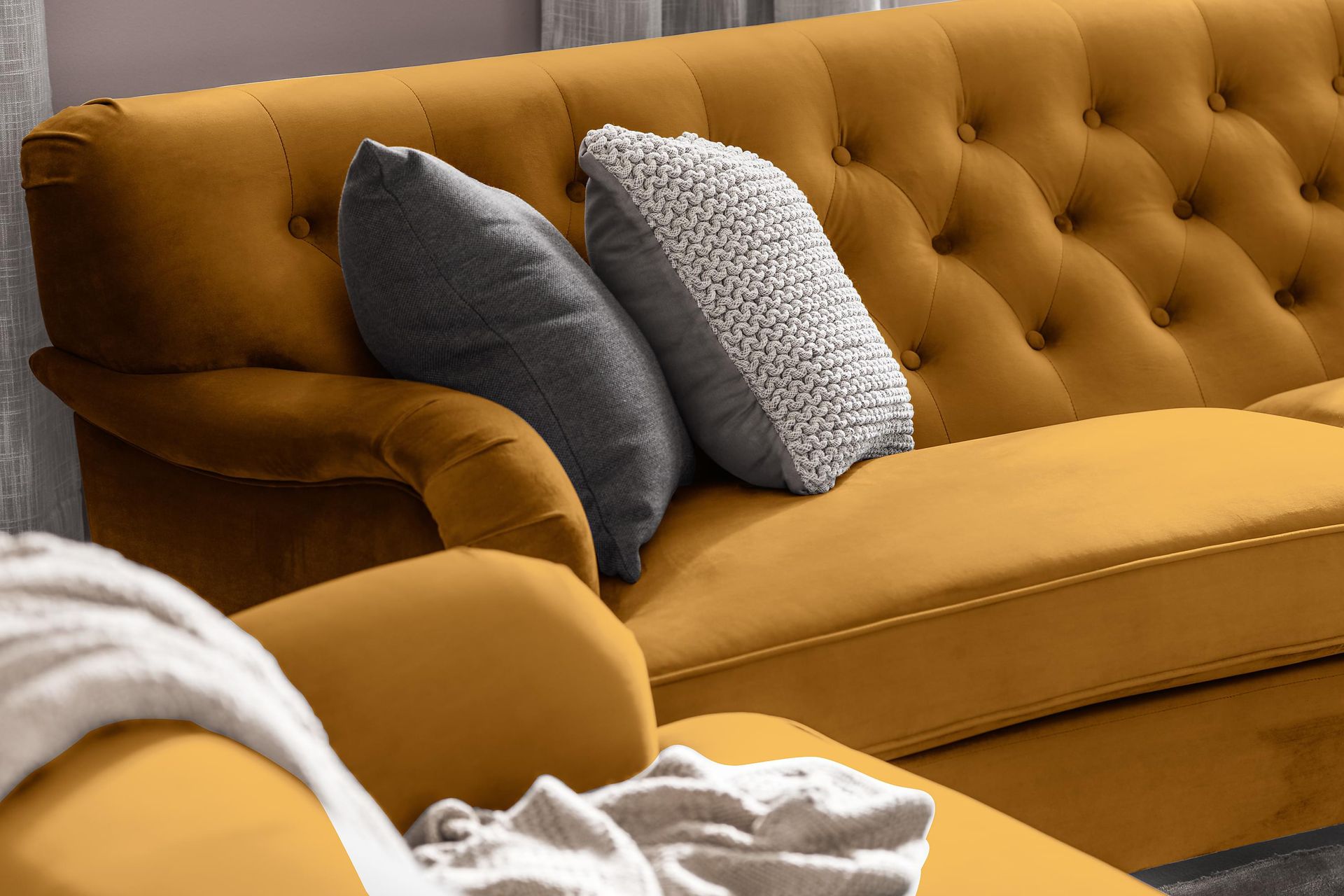 Howard Riviera 3-seters Svingt Fløyelssofa - Mørk gul - Møbler - Sofaer - Howard sofa