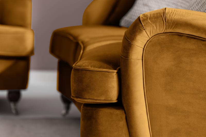 Howard Riviera 3-seters Svingt Fløyelssofa - Mørk gul - Møbler - Sofaer - Howard sofa