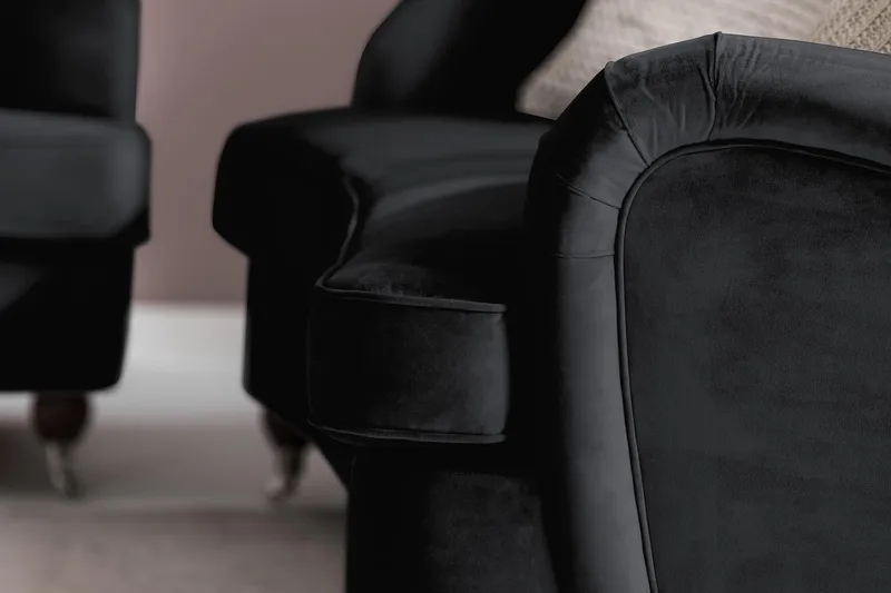 Howard Riviera 3-seters Svingt Fløyelssofa - Svart - Møbler - Sofaer - Howard sofa