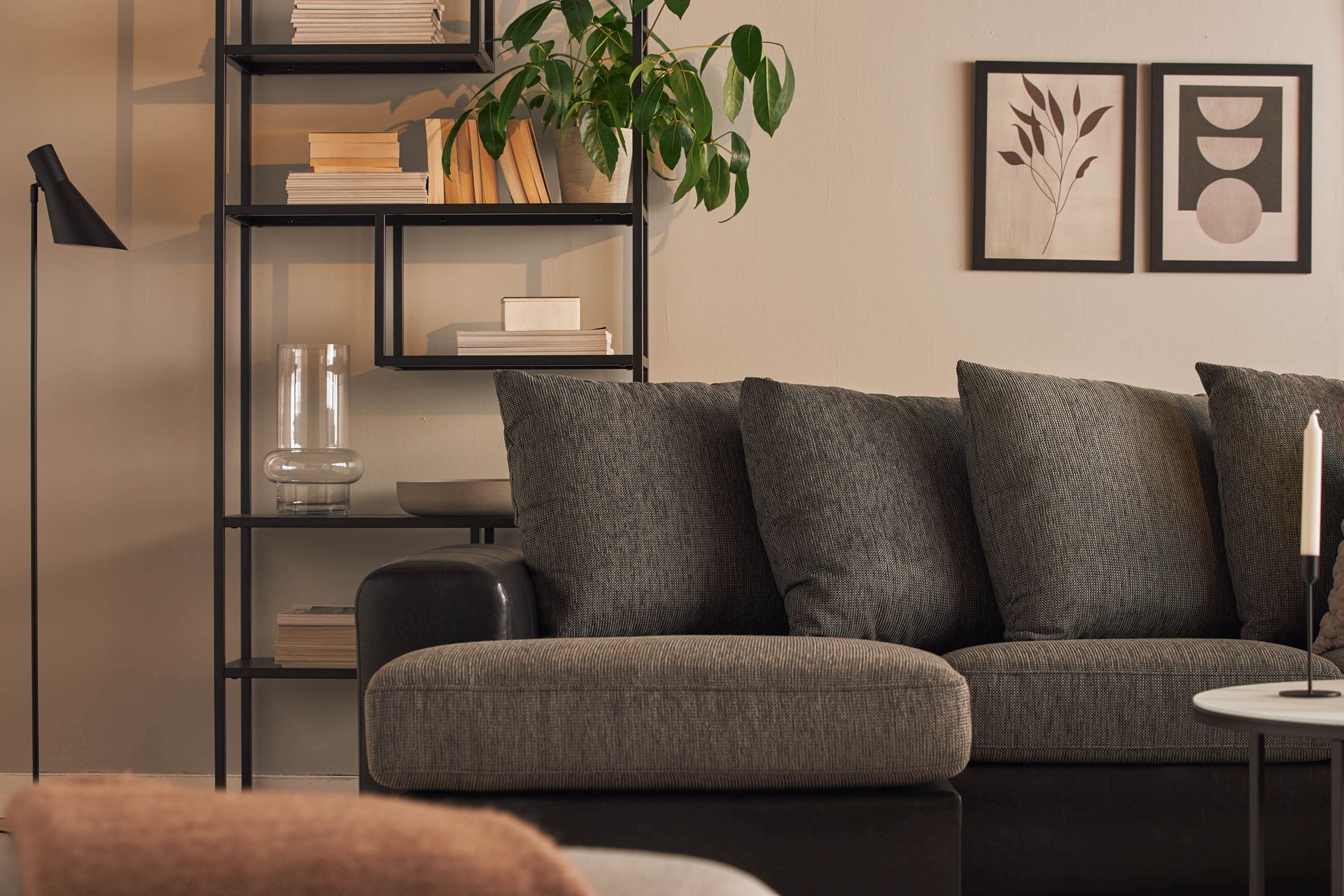 Ocean 4-seters Høyrevendt U-formet Sofa med Divan og Sjeselong i Stoff/Kunstskinn - Grå / Svart - Møbler - Sofaer - Skinnsofaer