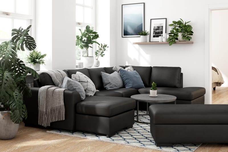 Porto 4-seters Høyrevendt U-formet Sofa med Divan og Sjeselong + Fotskammel i Kunstlær - Svart - Møbler - Sofaer - Skinnsofaer