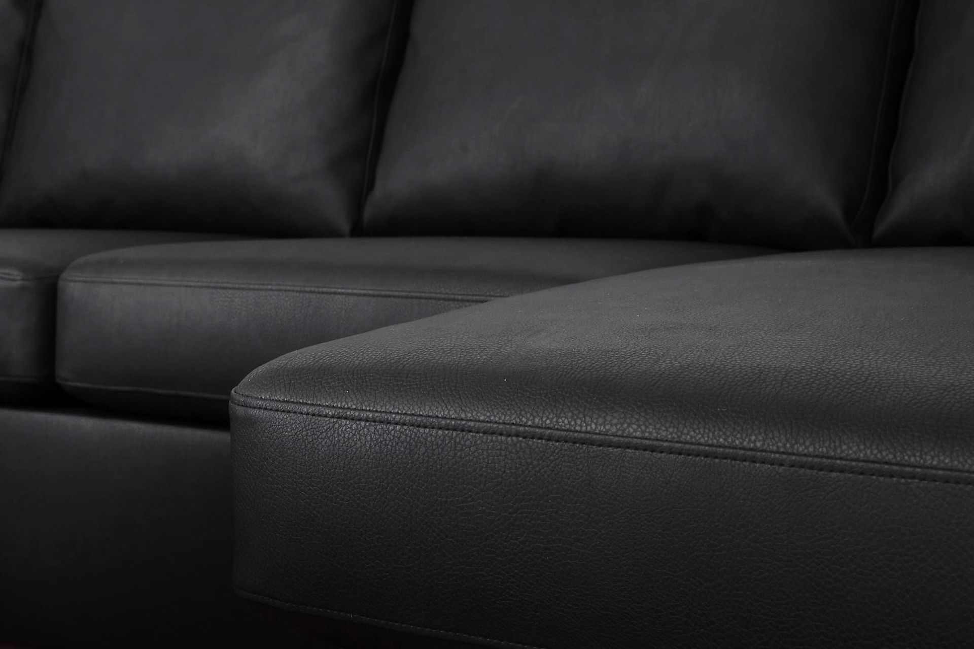 Porto 4-seters Venstrevendt U-formet Sofa med Divan og Sjeselong + Fotskammel i Kunstlær - Svart - Møbler - Sofaer - Skinnsofaer
