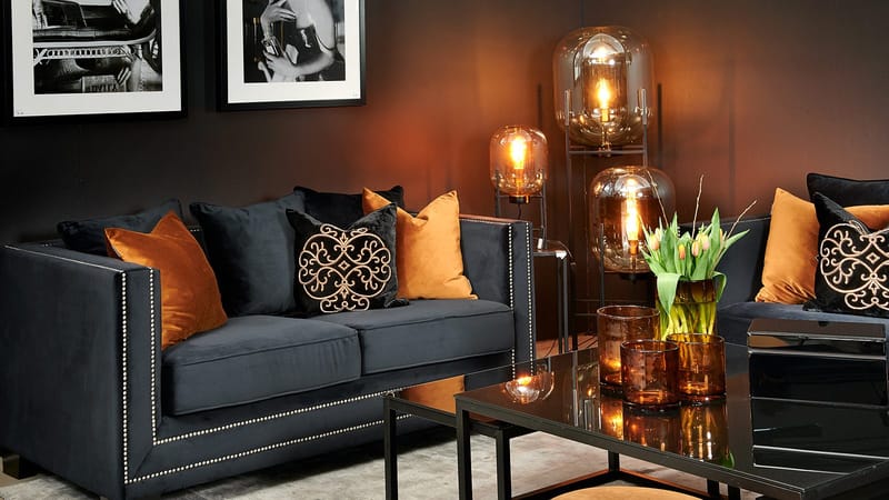 Sofa Henrika 2-seter Onyx Stoff med 4 Puter - onyks svart - Møbler - Sofaer - 2 seter sofa