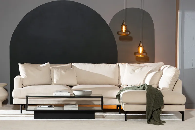 Menard 4-seters Høyrevendt L-formet Sjeselongsofa + Fotskammel i Manchester - Beige - Møbler - Sofaer - Sofa med sjeselong - 4 seters sofa med divan