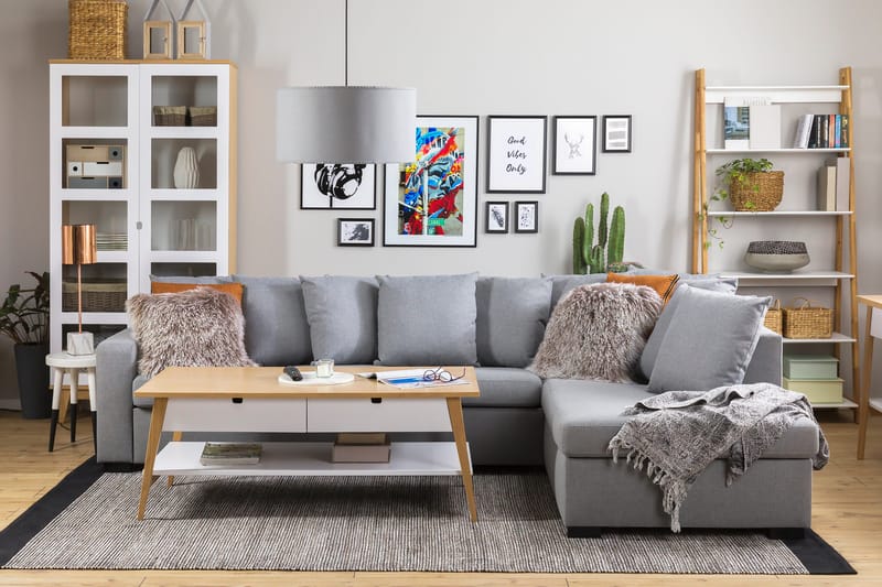 Crazy 4-seters Høyrevendt L-formet Sjeselongsofa i Stoff inkl. Pynteputer - Grå - Møbler - Sofaer - Sofa med sjeselong