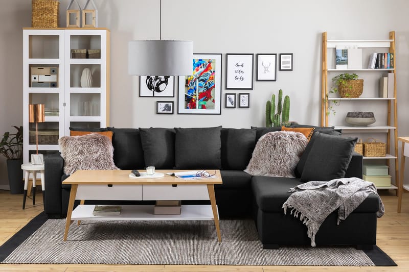 Crazy 4-seters Høyrevendt L-formet Sjeselongsofa i Stoff inkl. Pynteputer - Mørk grå - Møbler - Sofaer - Sofa med sjeselong