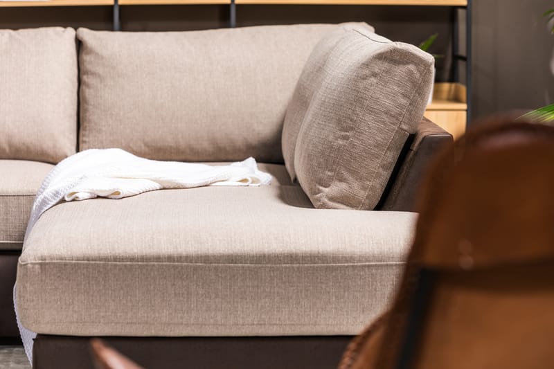Cuba 4-seters Høyrevendt L-formet Sjeselongsofa i Kunstlær/Stoff - Brun / Beige - Møbler - Sofaer - Sofa med sjeselong