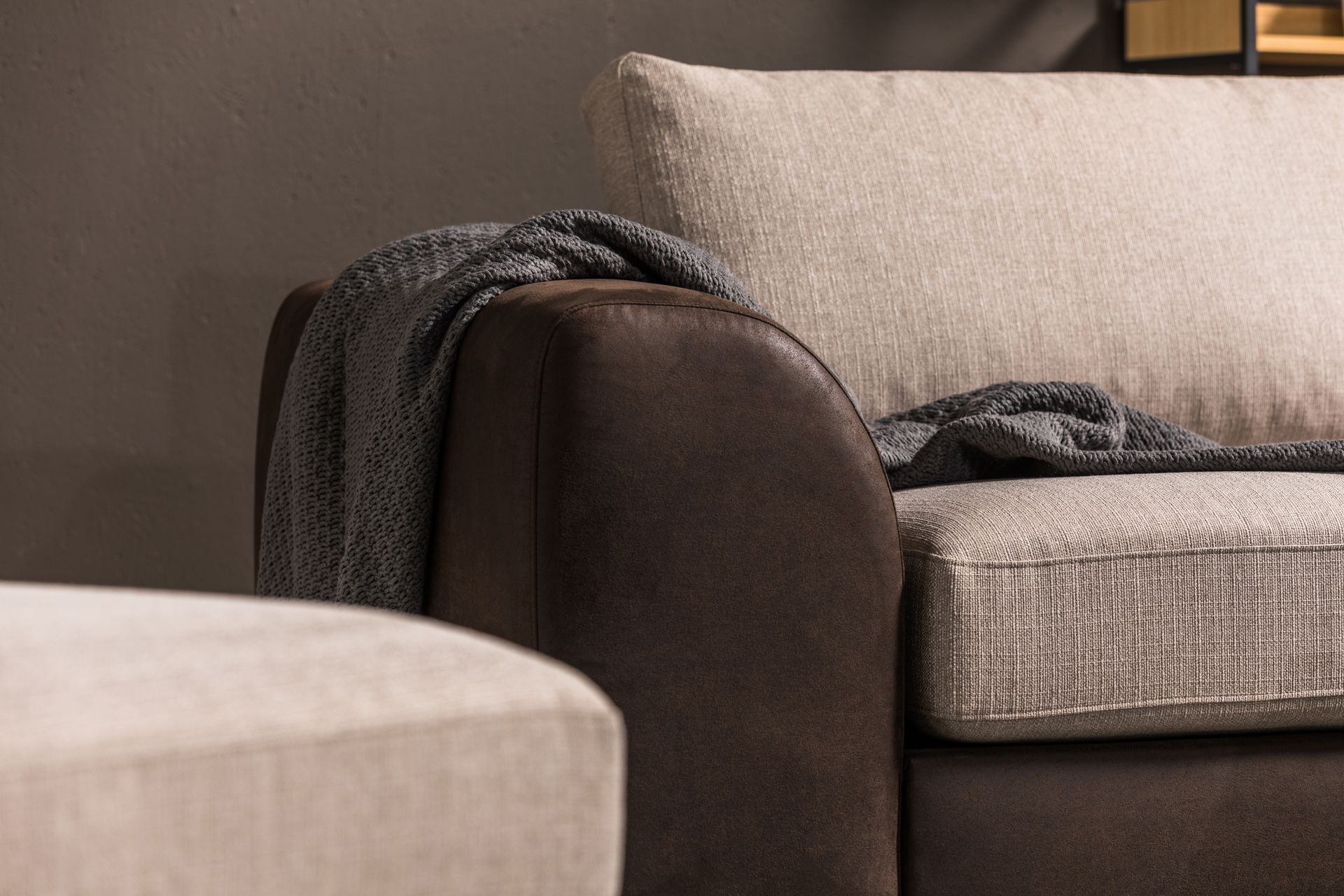 Cuba 4-seters Høyrevendt L-formet Sjeselongsofa i Kunstlær/Stoff - Brun / Beige - Møbler - Sofaer - Sofa med sjeselong