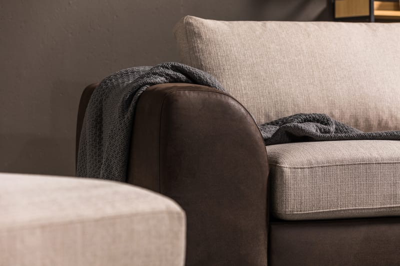 Cuba 4-seters Høyrevendt L-formet Sjeselongsofa i Kunstlær/Stoff - Brun / Beige - Møbler - Sofaer - Sofa med sjeselong