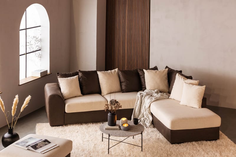Cuba 4-seters Høyrevendt L-formet Sjeselongsofa i Kunstlær/Stoff inkl. Pynteputer - Brun / Beige - Møbler - Sofaer - Sofa med sjeselong