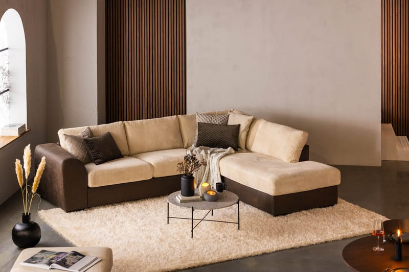 Cuba 4-seters Høyrevendt L-formet Sjeselongsofa i Manchester/Kunstlær - Brun / Beige - Møbler - Sofaer - Sofa med sjeselong