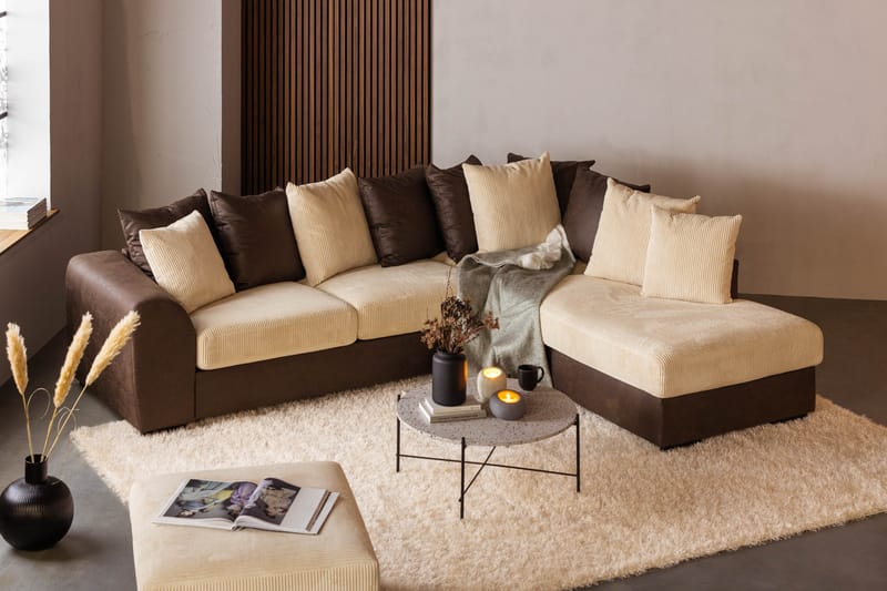 Cuba 4-seters Høyrevendt L-formet Sjeselongsofa i Manchester/Kunstlær inkl. Pynteputer - Brun / Beige - Møbler - Sofaer - Sofa med sjeselong