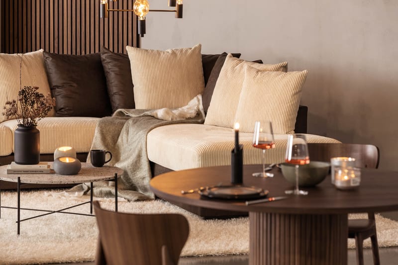 Cuba 4-seters Høyrevendt L-formet Sjeselongsofa i Manchester/Kunstlær inkl. Pynteputer - Brun / Beige - Møbler - Sofaer - Sofa med sjeselong