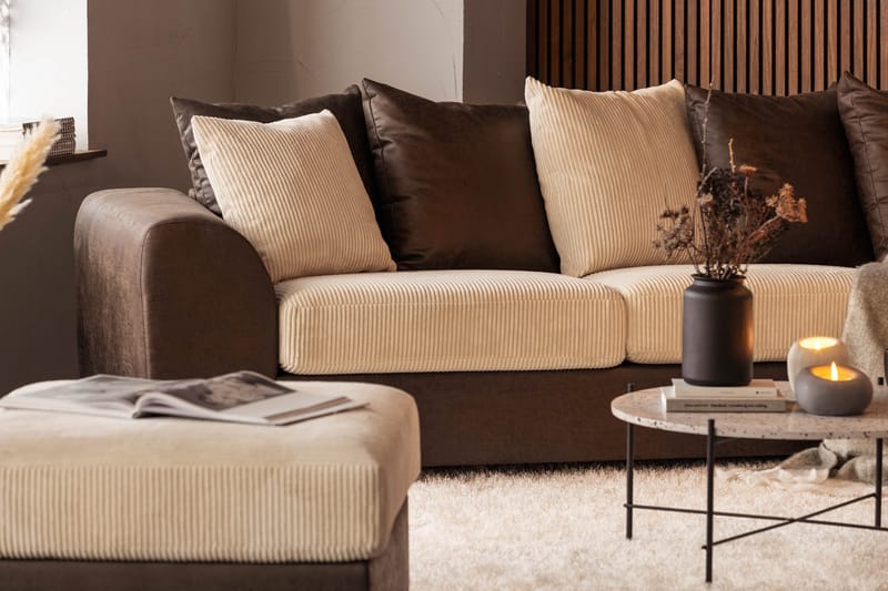 Cuba 4-seters Høyrevendt L-formet Sjeselongsofa i Manchester/Kunstlær inkl. Pynteputer - Brun / Beige - Møbler - Sofaer - Sofa med sjeselong