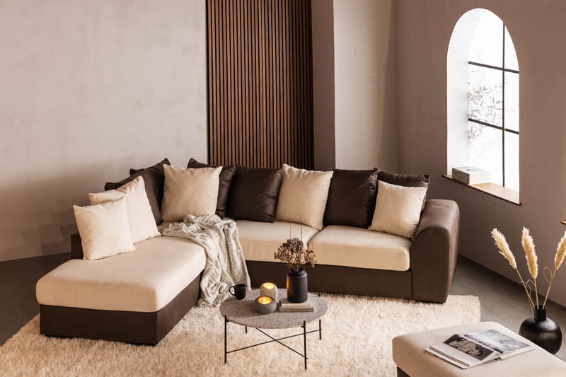 Cuba 4-seters Venstrevendt L-formet Sjeselongsofa i Kunstlær/Stoff inkl. Pynteputer - Brun / Beige - Møbler - Sofaer - Sofa med sjeselong