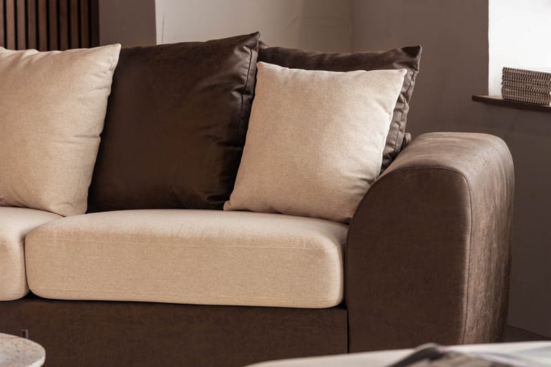 Cuba 4-seters Venstrevendt L-formet Sjeselongsofa i Kunstlær/Stoff inkl. Pynteputer - Brun / Beige - Møbler - Sofaer - Sofa med sjeselong
