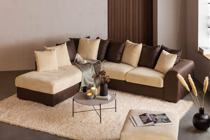 Cuba 4-seters Venstrevendt L-formet Sjeselongsofa i Manchester/Kunstlær inkl. Pynteputer - Brun / Beige - Møbler - Sofaer - Sofa med sjeselong