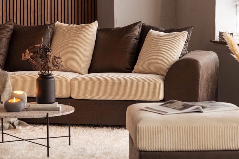 Cuba 4-seters Venstrevendt L-formet Sjeselongsofa i Manchester/Kunstlær inkl. Pynteputer - Brun / Beige - Møbler - Sofaer - Sofa med sjeselong