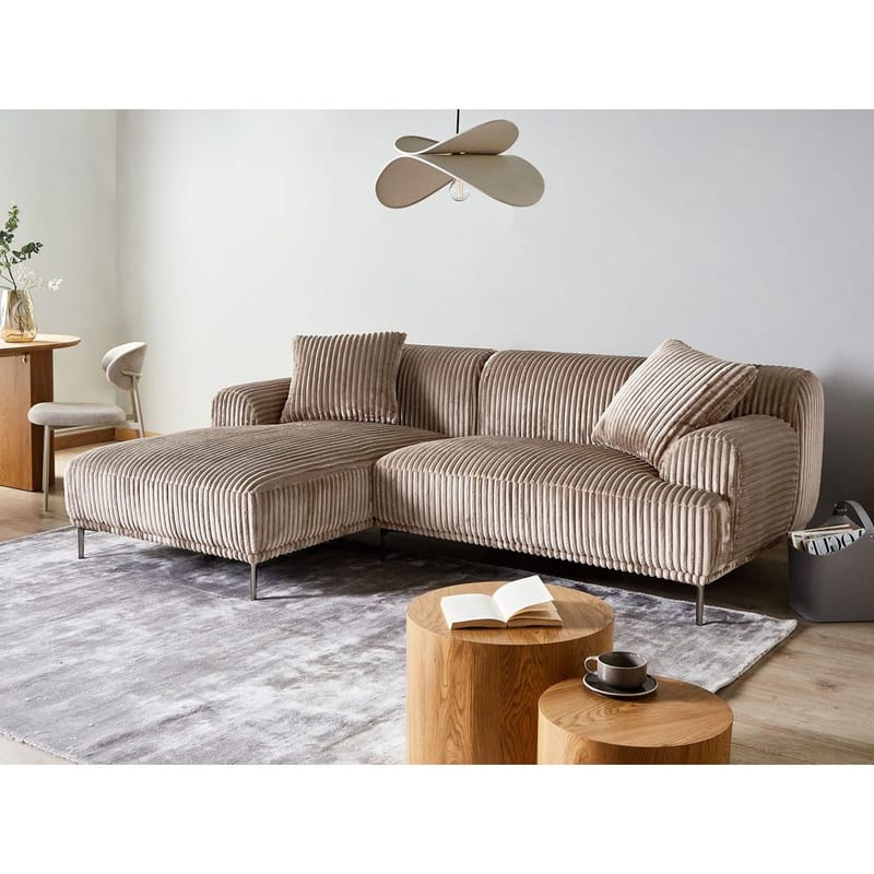 Hjørnesofa Stenum - Lys brun, messing/Høyrevendt - Møbler - Sofaer - Hjørnesofa - Howard hjørnesofa