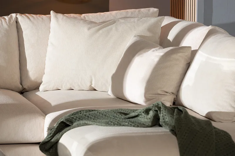 Menard 4-seters Høyrevendt Dyp L-formet Sjeselongsofa i Manchester - Beige - Møbler - Sofaer - Sofa med sjeselong