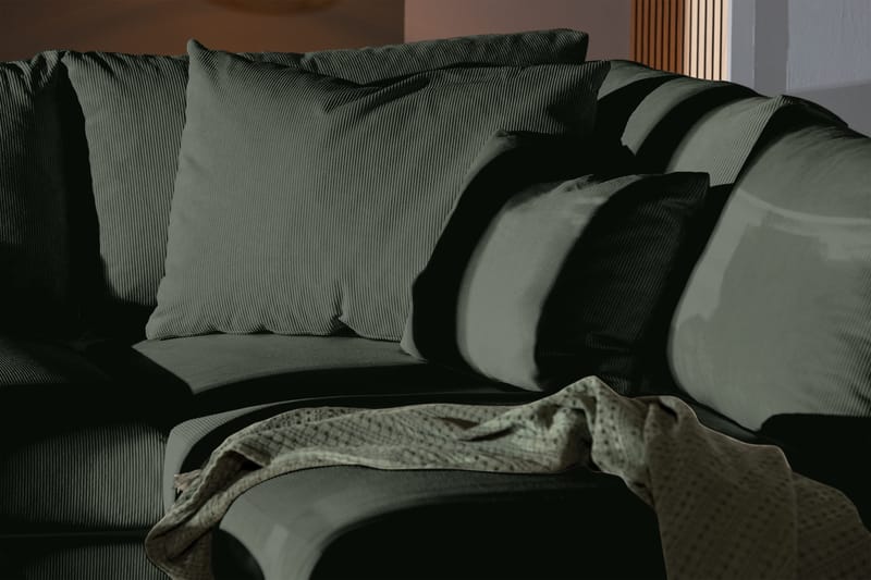 Menard 4-seters Høyrevendt Dyp L-formet Sjeselongsofa i Manchester - Grønn - Møbler - Sofaer - Sofa med sjeselong