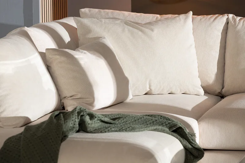 Menard 4-seters Venstrevendt Dyp L-formet Sjeselongsofa i Manchester - Beige - Møbler - Sofaer - Sofa med sjeselong