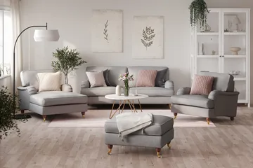 Howard Lyx Sofagruppe 3-seters Sofa + Divanstol + Lenestol + Fotskammel i Stoff - Lys grå - Møbler - Sofaer - Sofagrupper - Howard sofagruppe
