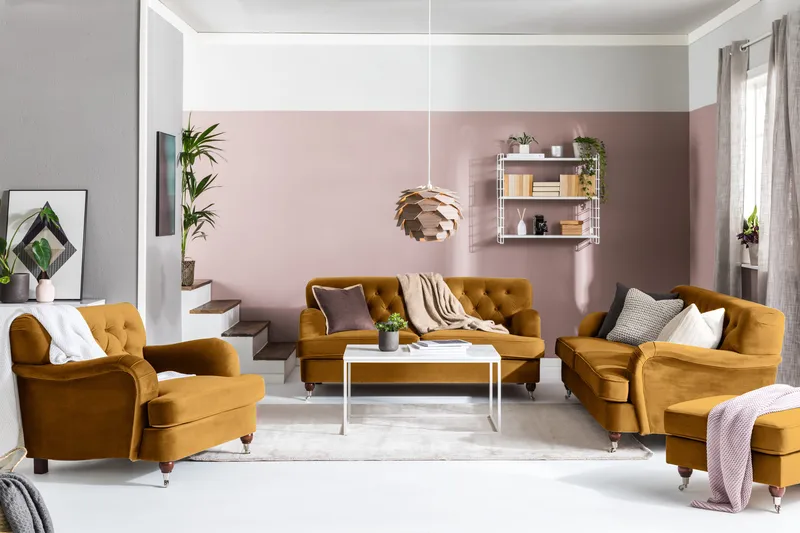 Howard Riviera Sofagruppe 3-seters + 2-seters Sofa + Lenestol + Fotskammel i Fløyel - Mørk gul - Møbler - Sofaer - Sofagrupper - Howard sofagruppe