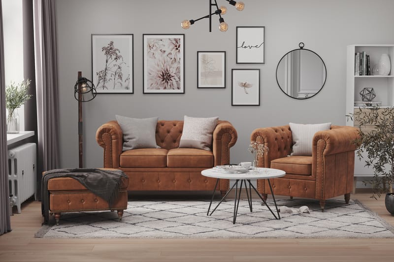 Chesterfield Deluxe Sofagruppe 2-seter+Lenestol+Fotskammel - Konjakk - Møbler - Sofaer - Sofagrupper - Howard sofagruppe