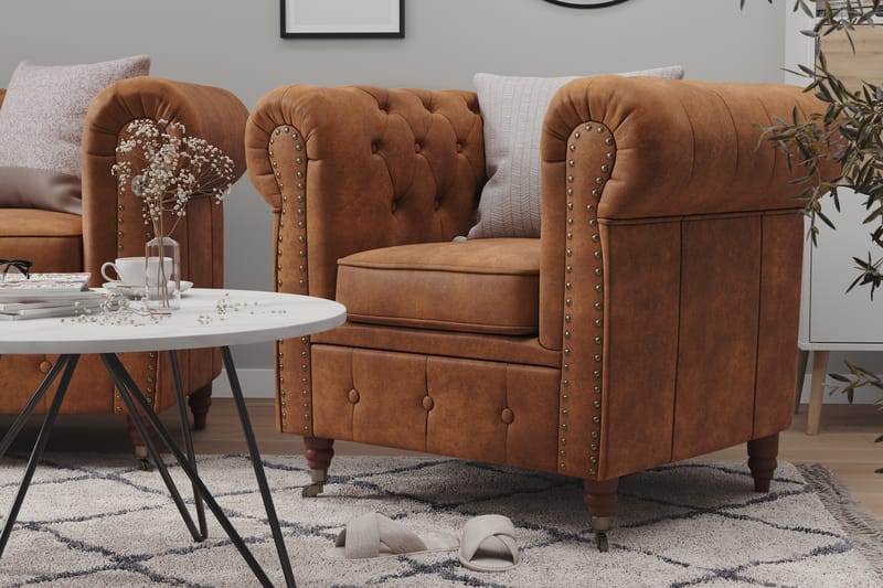 Chesterfield Deluxe Sofagruppe 2-seter+Lenestol+Fotskammel - Konjakk - Howard sofagruppe