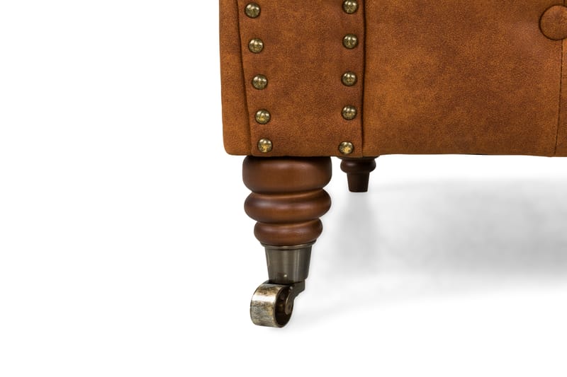 Chesterfield Deluxe Sofagruppe 2-seter+Lenestol+Fotskammel - Konjakk - Møbler - Sofaer - Sofagrupper - Howard sofagruppe