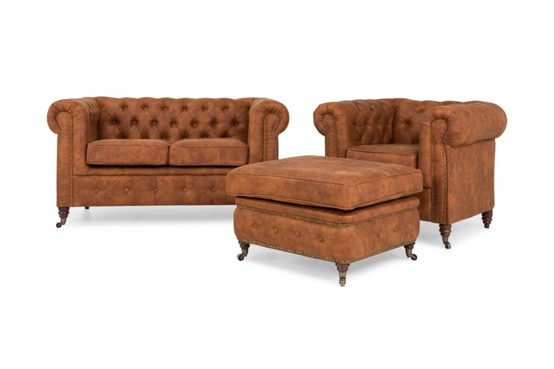Chesterfield Deluxe Sofagruppe 2-seter+Lenestol+Fotskammel - Konjakk - Møbler - Sofaer - Sofagrupper - Howard sofagruppe