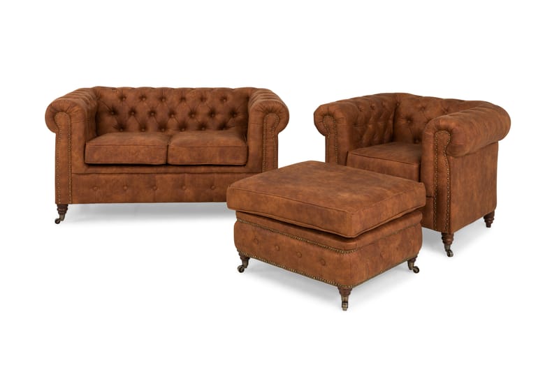 Chesterfield Deluxe Sofagruppe 2-seter+Lenestol+Fotskammel - Konjakk - Howard sofagruppe