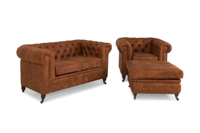 Chesterfield Deluxe Sofagruppe 2-seter+Lenestol+Fotskammel - Konjakk - Howard sofagruppe