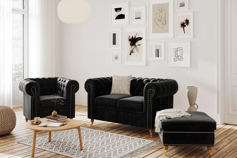 Chesterfield Deluxe Sofagruppe 3+2+Lenestol+Fotskammel - Svart Fløyel - Møbler - Sofaer - Sofagrupper - Howard sofagruppe