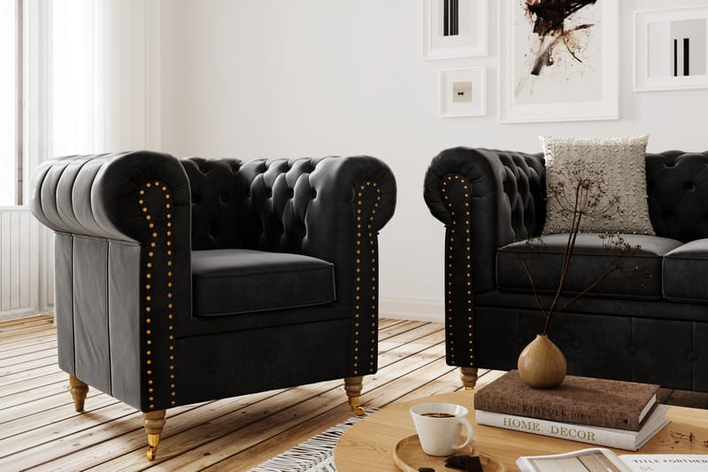Chesterfield Deluxe Sofagruppe 3+2+Lenestol+Fotskammel - Svart Fløyel - Møbler - Sofaer - Sofagrupper - Howard sofagruppe