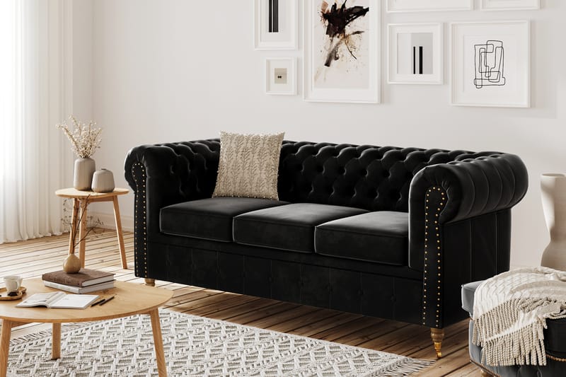 Chesterfield Deluxe Sofagruppe 3+2+Lenestol+Fotskammel - Svart Fløyel - Møbler - Sofaer - Sofagrupper - Howard sofagruppe