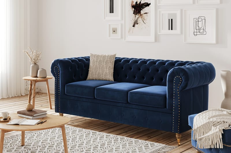 Chesterfield Deluxe Sofagruppe 3+2+Lenestol+Fotskammel - Petrolblå/Fløyel - Møbler - Sofaer - Sofagrupper - Howard sofagruppe